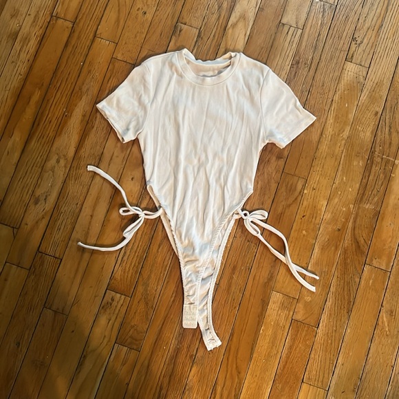 Set of three tee shirt high cut leg hole (on the sides) bodysuits - Picture 4 of 4